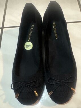 CL by Laundry Black wedge heels with Bow and Gold Tips
